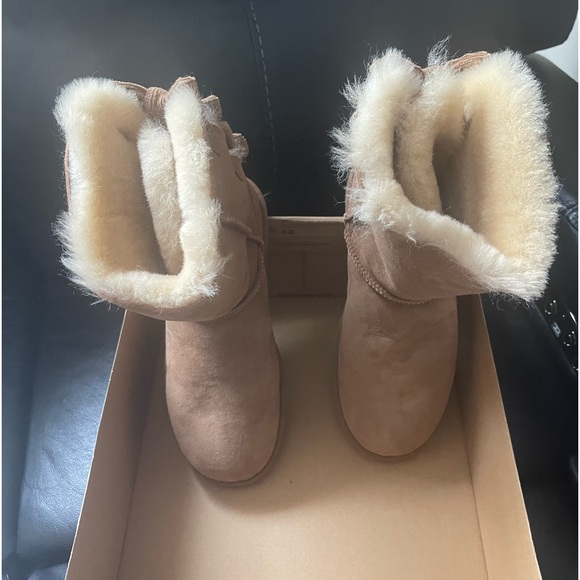 Ugg new tan boots size 8. - Picture 6 of 11